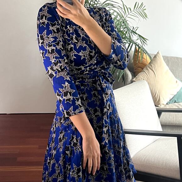 DVF Diane von Furstenberg Irina Silk Wrap Dress Blue Star Print size 8 - Picture 3 of 10